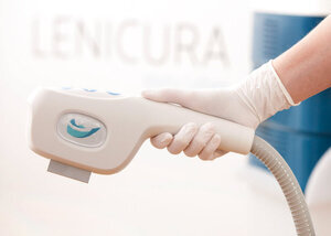 Hand im Handschuh mit Therapiegerät